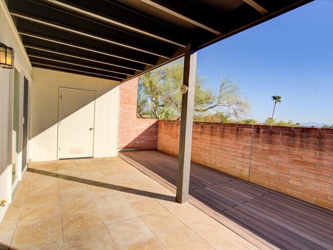 Building Photo - 5526 N Arroyo Grande Dr