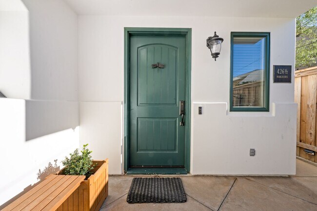 Building Photo - 426 Narcissus Ave