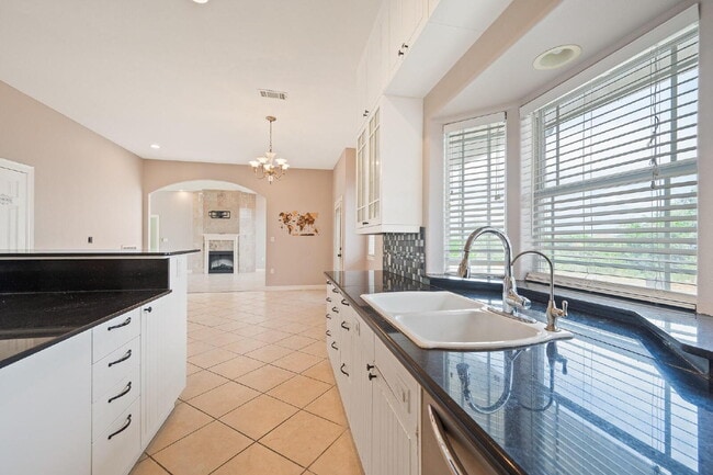 Building Photo - Large 4 Bed, 3.5 bath luxury home on 1 acr...