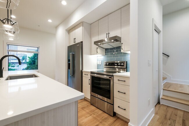 Building Photo - 50% OFF APPLICATION FEE! Sleek 2BR Townhome-Style Condo with Rooftop Deck