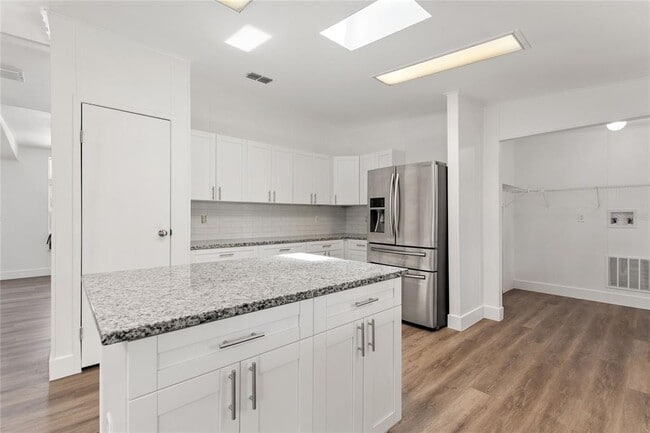 Building Photo - 486 Lindsey Dr