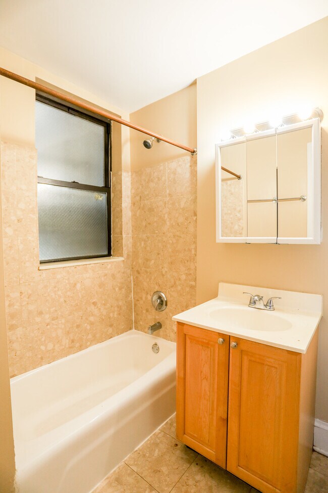 Building Photo - 3702 N Sheffield Ave