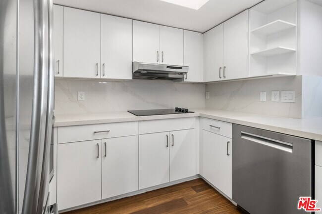 Building Photo - 13700 Marina Pointe Dr