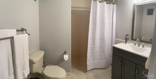 Building Photo - 825 Bayshore Dr