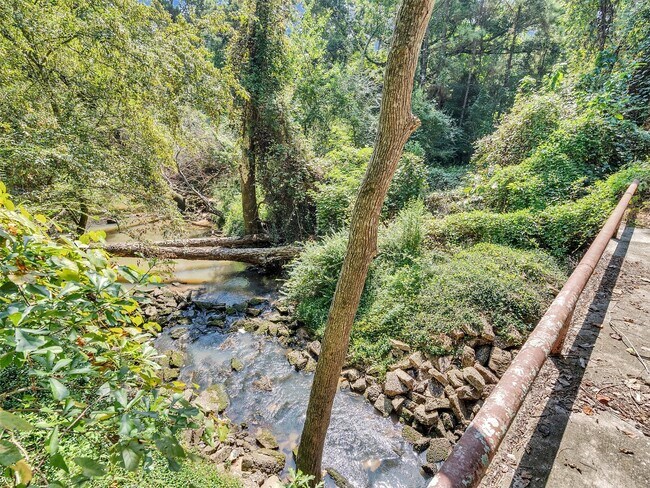 Building Photo - 8402 Matthews Ln