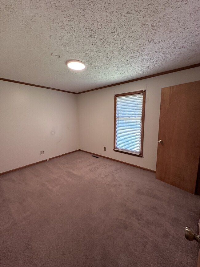 Building Photo - 881 Little Creek Rd