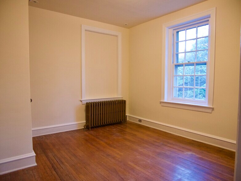 Bonus Room - 317 Waterloo Ave