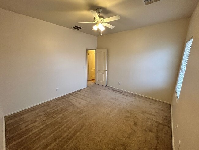 Building Photo - Large 3 Bed / 2 Bath Home with Sparkling P...