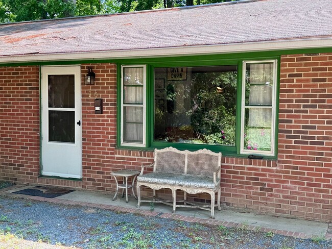 Building Photo - Charming Ranch in Carrboro with Beautiful ...