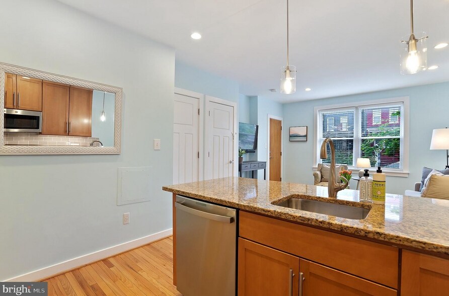 Building Photo - 302 Todd Pl NE