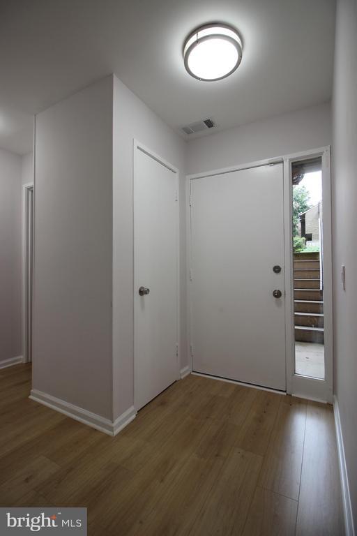 Building Photo - 2432 Glengyle Dr
