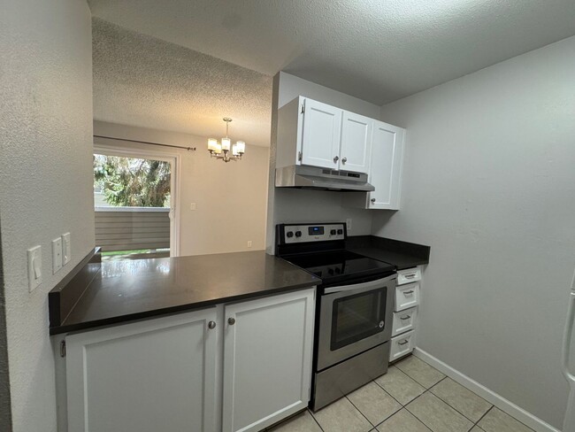 Building Photo - Quiet and beautiful 1 bed 1 bath unit in K...