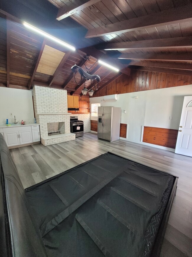 Building Photo - 10916 Acacia Ave