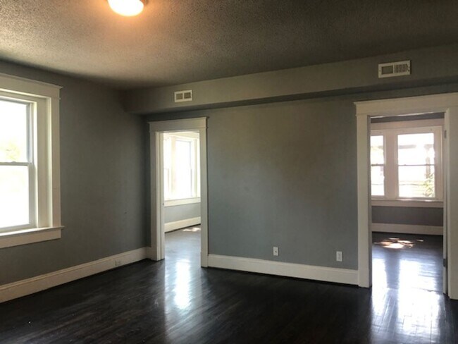 Building Photo - OMO3511-LM