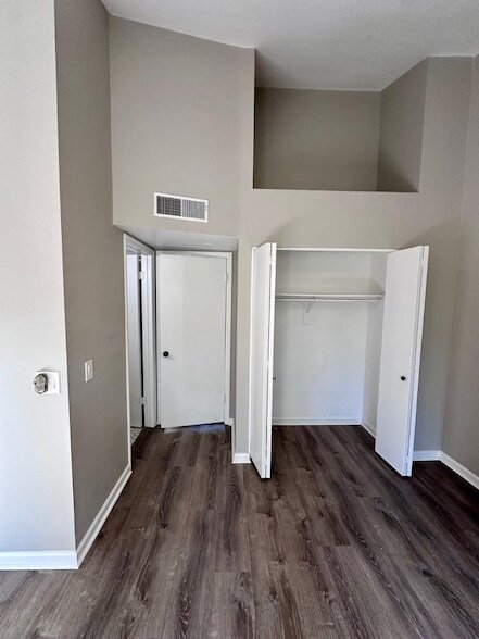 Building Photo - 4901 E Kelton Ln