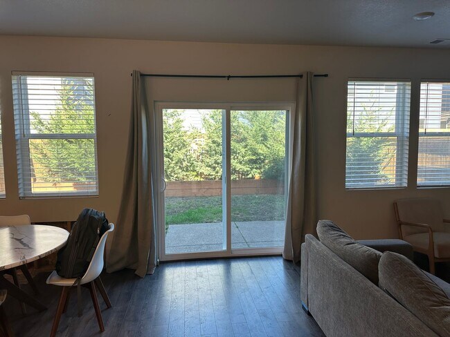 Building Photo - Pet friendly 4 bedroom 2.5 bath house!