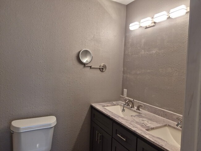 Building Photo - 15735 Munson Ln