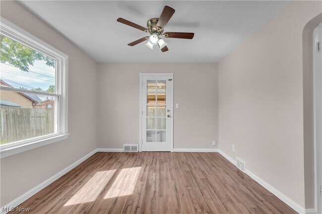 Building Photo - 6911 Farnsworth Dr
