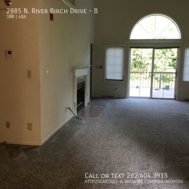 Building Photo - Huge condo with 2 car garage!