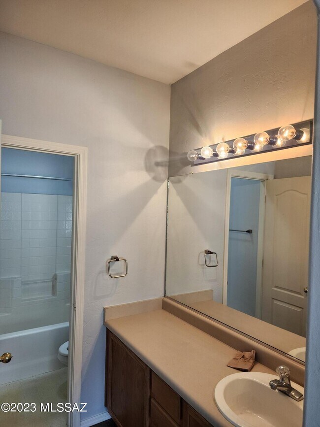 Building Photo - 5461 N Willow Thicket Way