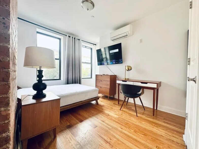 Building Photo - Furnished room/NOT APARTMENT