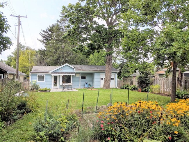 Building Photo - 2 Bedroom Remodeled Home with Lake Access
