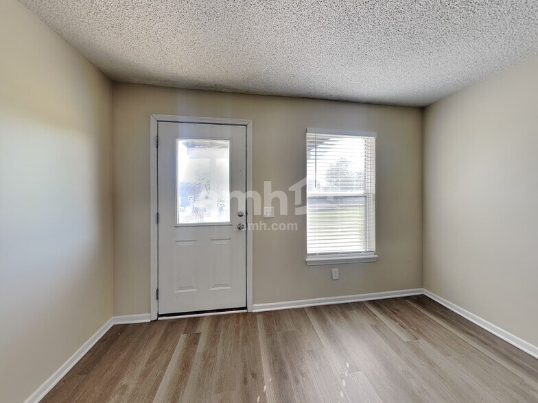 Building Photo - 11627 N Manning Ave