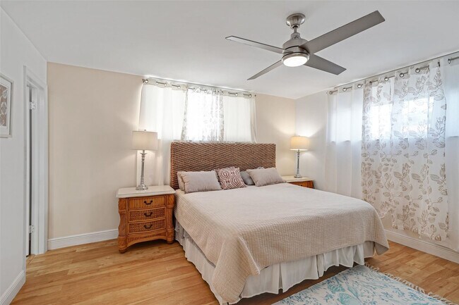 Building Photo - 361 S Hollybrook Dr