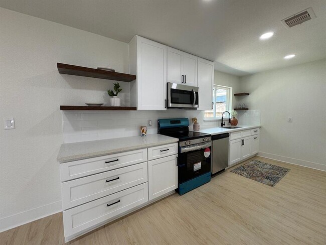 Building Photo - 2110 Garvey Dr