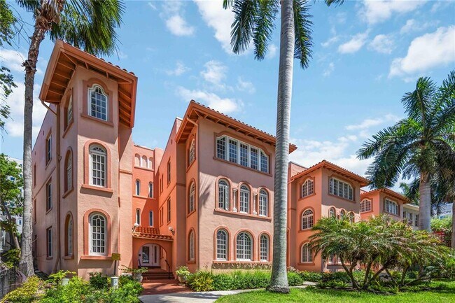 Building Photo - 1221 N Palm Ave