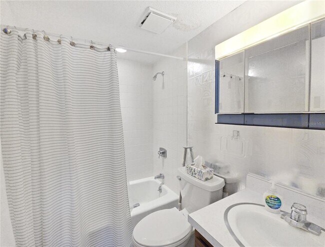 Building Photo - 553 Fairways Cir