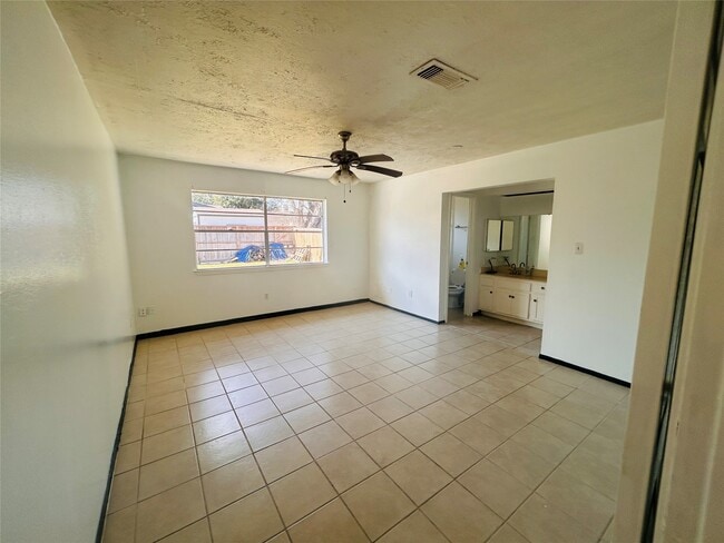 Building Photo - 10502 Long River Dr