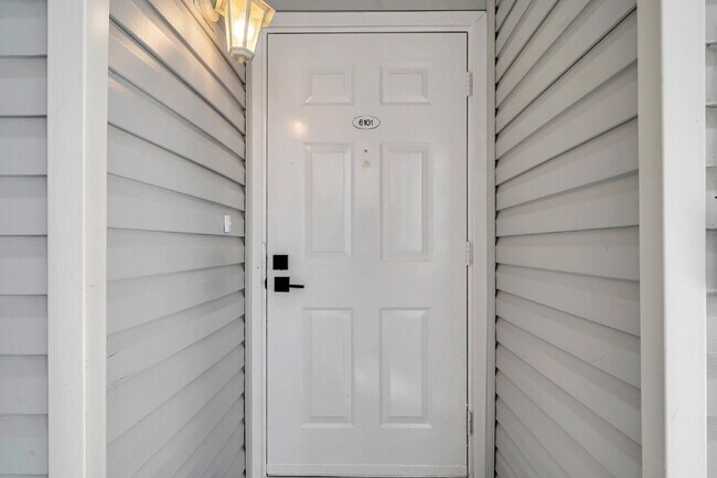 Building Photo - Charming Condo in Stonesthrow – Modern Com...