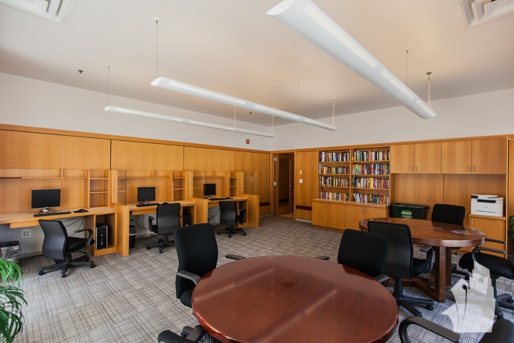 Building Photo - 933 W Van Buren St