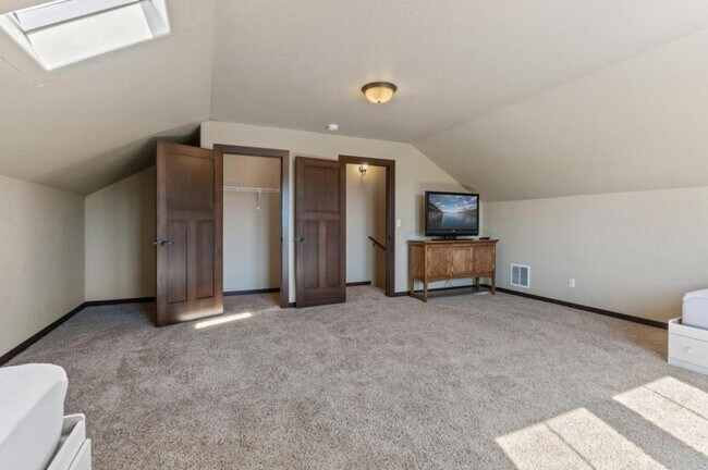 Building Photo - 6683 N Madellaine Dr