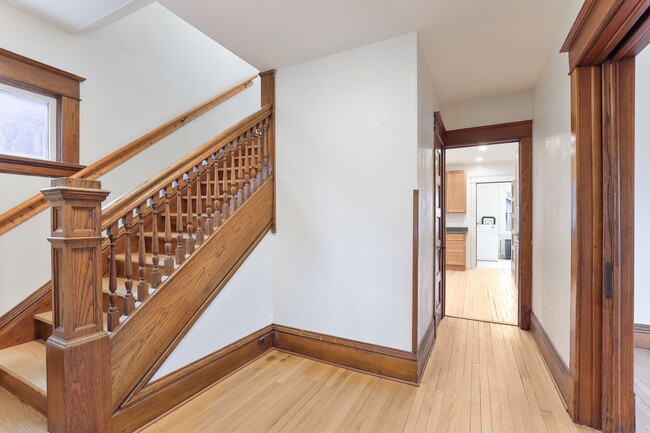 Building Photo - 2105 Como Ave