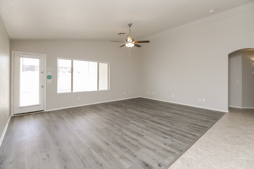 Building Photo - 1427 E Vernoa St