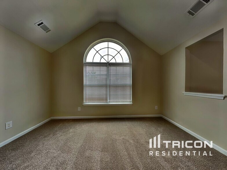 Building Photo - 6039 Reynolds Cir