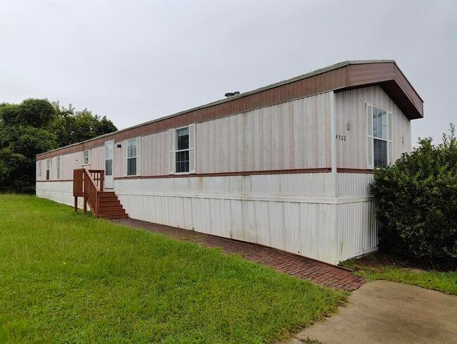 Building Photo - 4512 Rainbow Ln