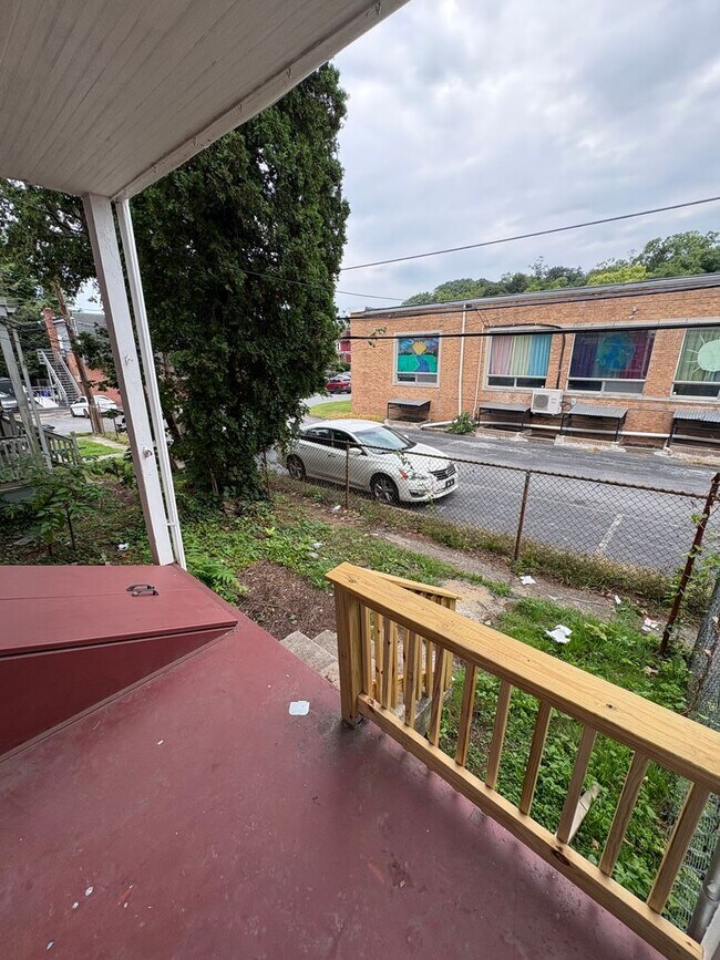 Building Photo - 2042 Zarker St