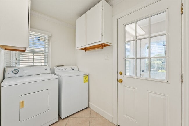 Building Photo - 1637 Castle Ct