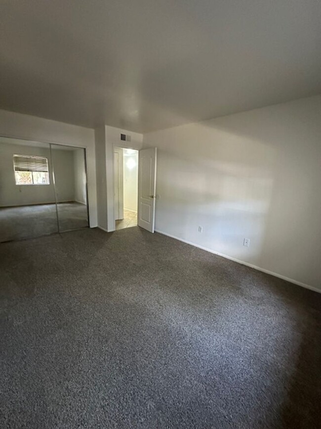 Building Photo - 2 Bedroom condo -w/d- Old Town Scottsdale/...