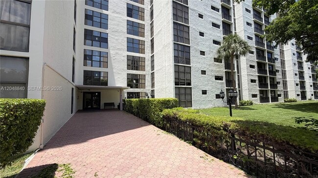 Building Photo - 17021 N Bay Rd
