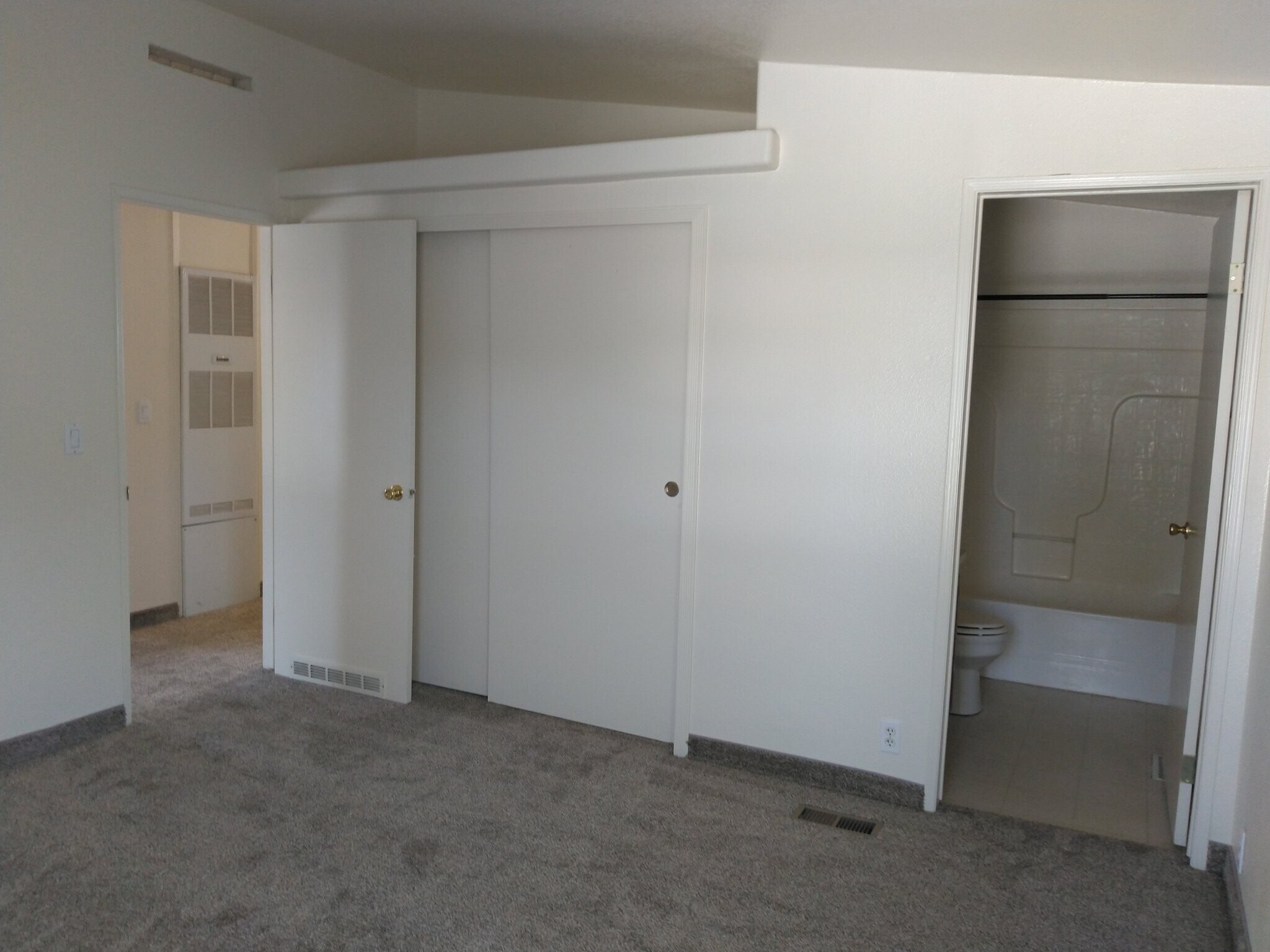 Building Photo - 446 240 N