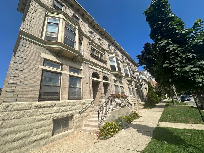 Building Photo - 918-24 Knapp