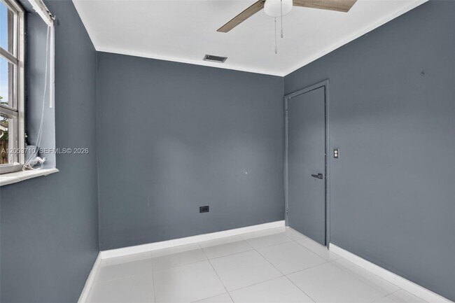 Building Photo - 2331 Flamingo Dr