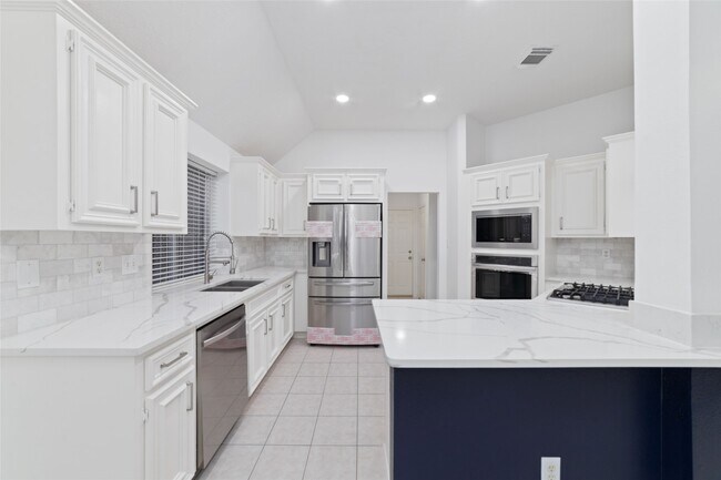 Building Photo - 3323 Shadowfern Dr