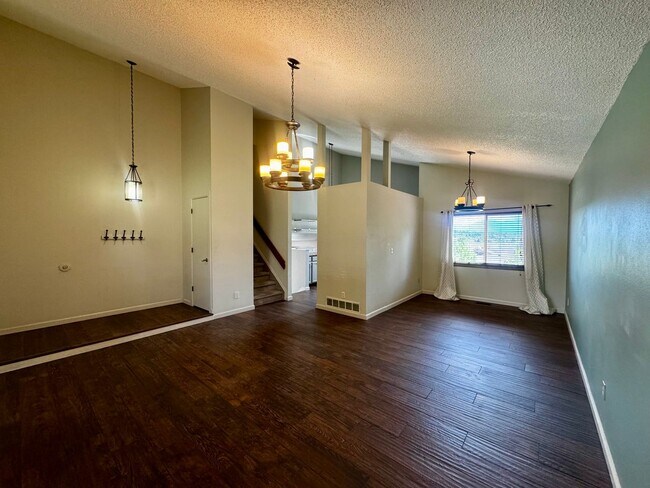 Building Photo - 3 Bedroom Tri-level in Briargate
