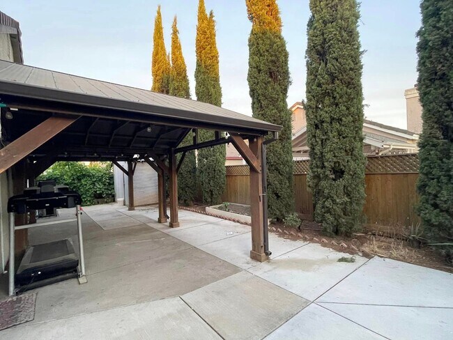 Building Photo - Home for Rent in Sacramento (Rosemont Park)