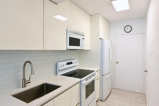 Building Photo - 100 Lincoln Rd